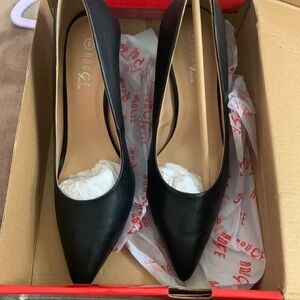 NEW never worn black heels with pointed toe (SIZE8)****